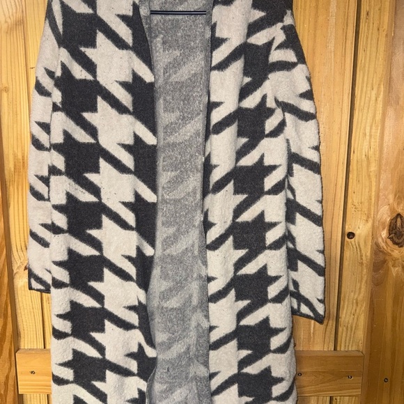 Philosophy Sweaters - Philosophy Black and Cream Houndstooth Cardigan